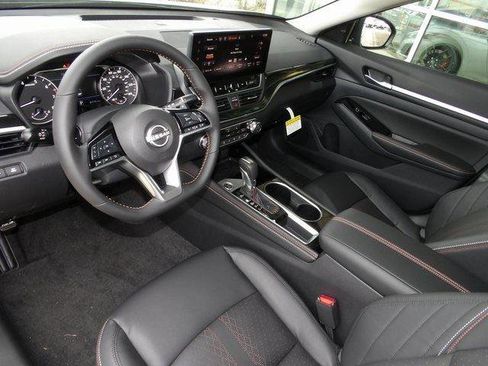 Used 2025 Nissan Altima 2.5 SR w/ SR Premium Package image 13