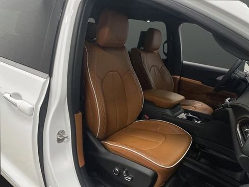 Used 2024 Chrysler Pacifica Pinnacle image 35