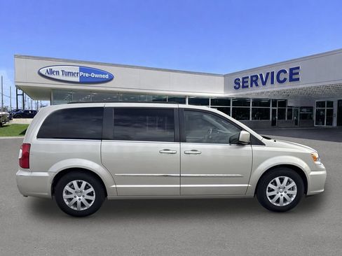 Used 2015 Chrysler Town & Country Touring FWD image 9