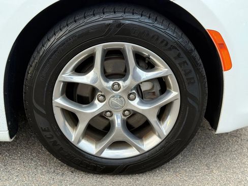 Used 2018 Chrysler Pacifica Limited image 50