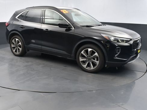 Used 2023 Ford Escape Platinum image 3