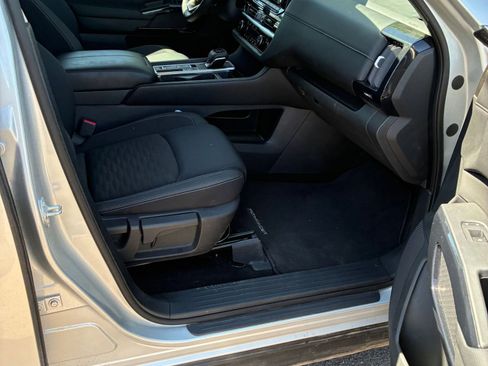 Used 2025 Nissan Pathfinder SV image 12