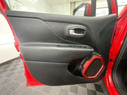 Used 2022 Jeep Renegade Latitude w/ Convenience Group AWD/4WD image 12