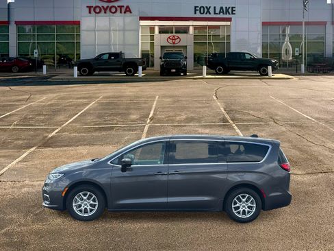 Used 2023 Chrysler Pacifica Touring-L FWD image 4