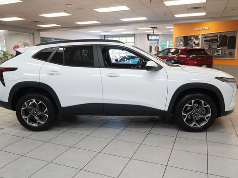 Used 2024 Chevrolet Trax LT w/ Driver Confidence Package FWD image 12