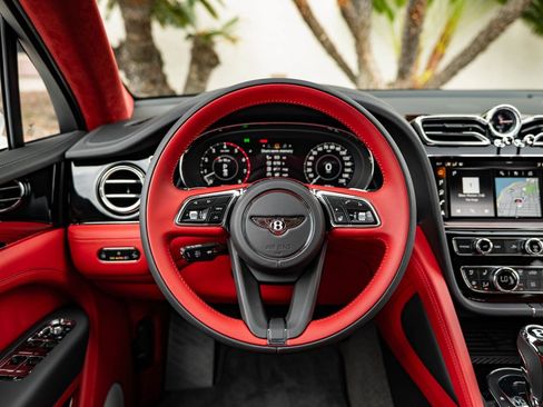 Used 2025 Bentley Bentayga image 11