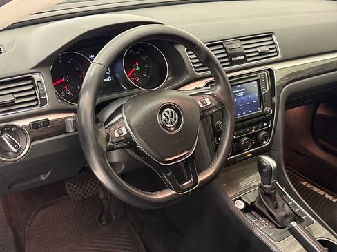 Used 2018 Volkswagen Passat 2.0T SE FWD image 19