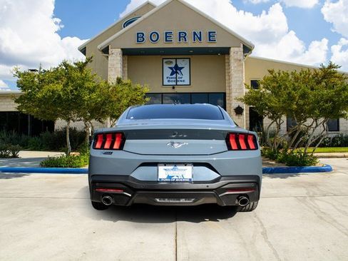 Used 2025 Ford Mustang Coupe image 4