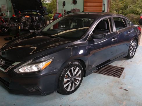 Used 2017 Nissan Altima 2.5 SV FWD image 1