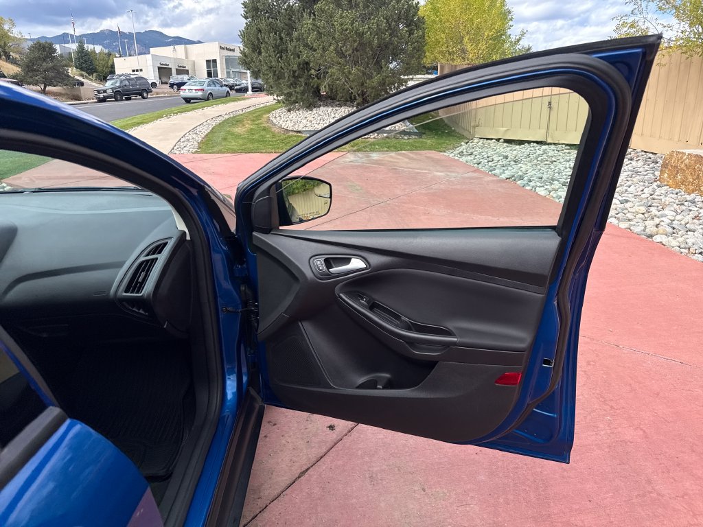 Used 2018 Ford Focus SE w/ Cold Weather Package FWD image 28