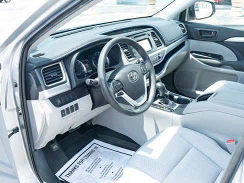 Used 2019 Toyota Highlander LE FWD image 14