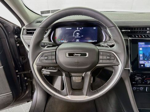 Used 2023 Jeep Grand Cherokee Laredo w/ Luxury Tech Group I AWD/4WD image 3