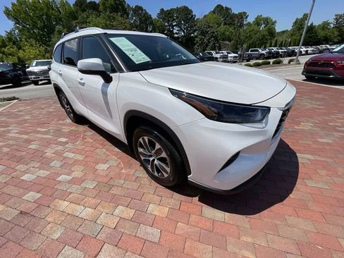 Used 2024 Toyota Highlander XLE AWD/4WD image 38
