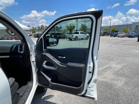 Used 2025 Nissan Frontier SV RWD image 53