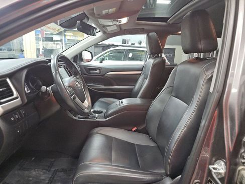 Used 2019 Toyota Highlander XLE image 9