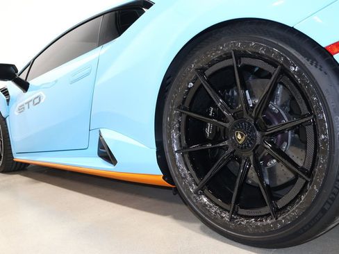 Used 2021 Lamborghini Huracan STO image 11