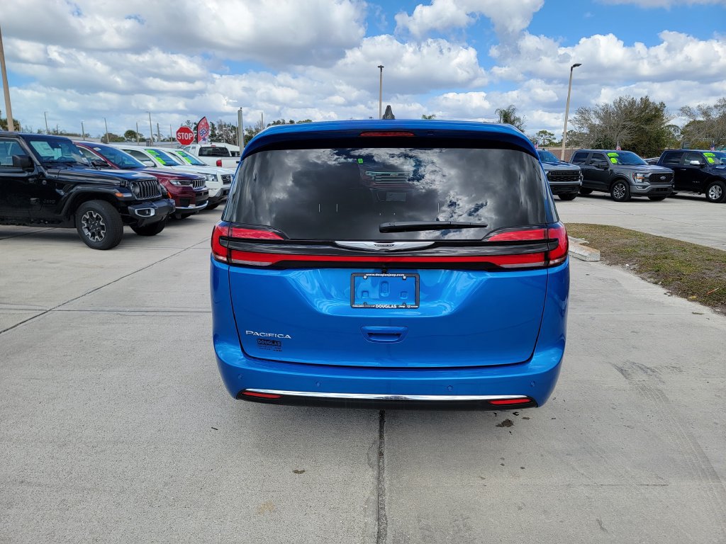 New 2026 Chrysler Pacifica Select FWD image 4