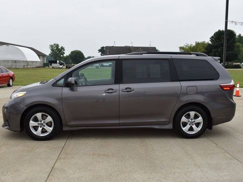 Used 2019 Toyota Sienna LE FWD image 6