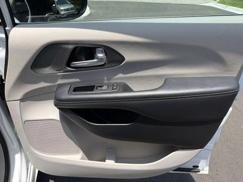 Used 2024 Chrysler Pacifica Touring-L FWD image 14
