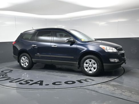 Used 2012 Chevrolet Traverse LS image 2