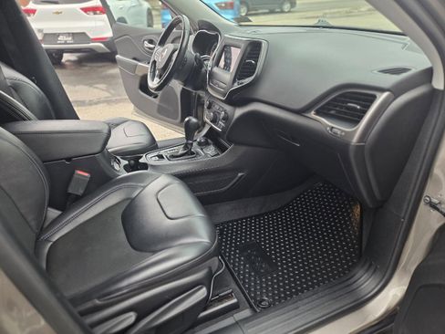 Used 2020 Jeep Cherokee Latitude Plus w/ Cold Weather Group image 24