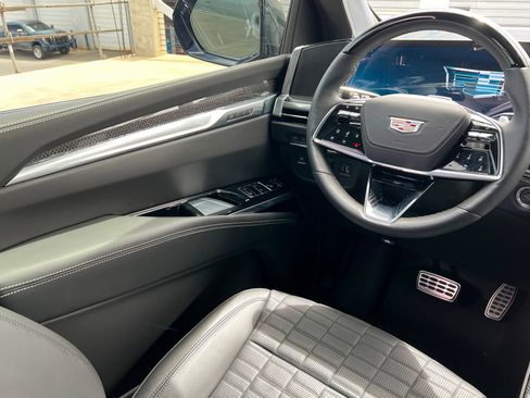 Certified 2025 Cadillac Escalade V w/ LPO, ONYX Package AWD/4WD image 12