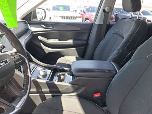 Used 2023 Jeep Grand Cherokee Laredo image 20