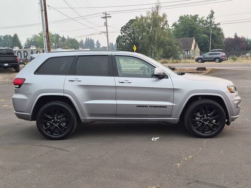 Used 2017 Jeep Grand Cherokee Altitude AWD/4WD image 6