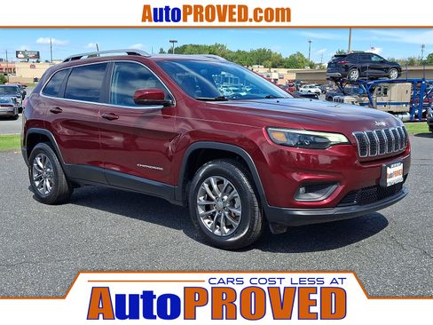 Used 2019 Jeep Cherokee Latitude Plus w/ Cold Weather Group AWD/4WD image 1
