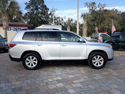 Used 2012 Toyota Highlander FWD w/ Tech Pkg image 4
