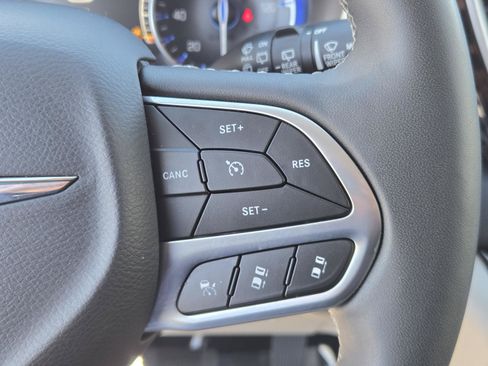 Used 2023 Chrysler Pacifica Touring-L FWD image 18