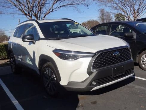 Used 2025 Toyota Corolla Cross XLE image 3