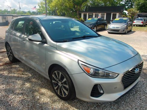 Used 2019 Hyundai Elantra GT FWD image 3