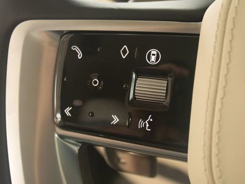 Used 2025 Land Rover Range Rover SE image 12