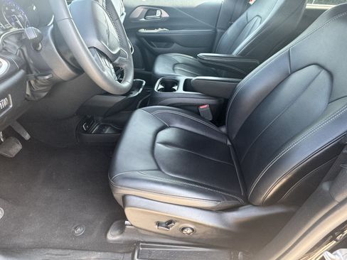 Used 2025 Chrysler Pacifica Select FWD image 9
