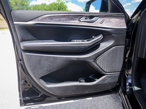 Used 2023 Jeep Grand Cherokee Limited image 18