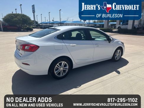 Used 2018 Chevrolet Cruze LT w/ Convenience Package FWD image 4
