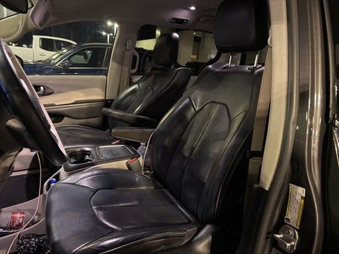 Used 2017 Chrysler Pacifica Limited image 5