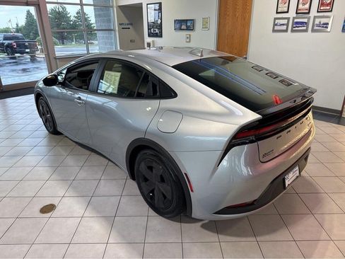 Used 2025 Toyota Prius LE FWD image 11