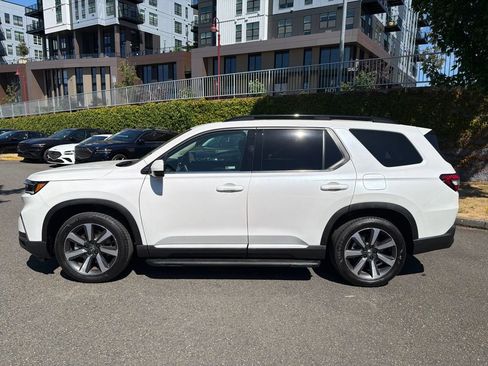 Used 2025 Honda Pilot Elite image 2