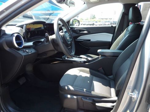 Used 2025 Chevrolet Trax LT FWD image 5