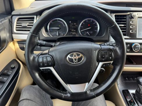 Used 2019 Toyota Highlander XLE AWD/4WD image 12