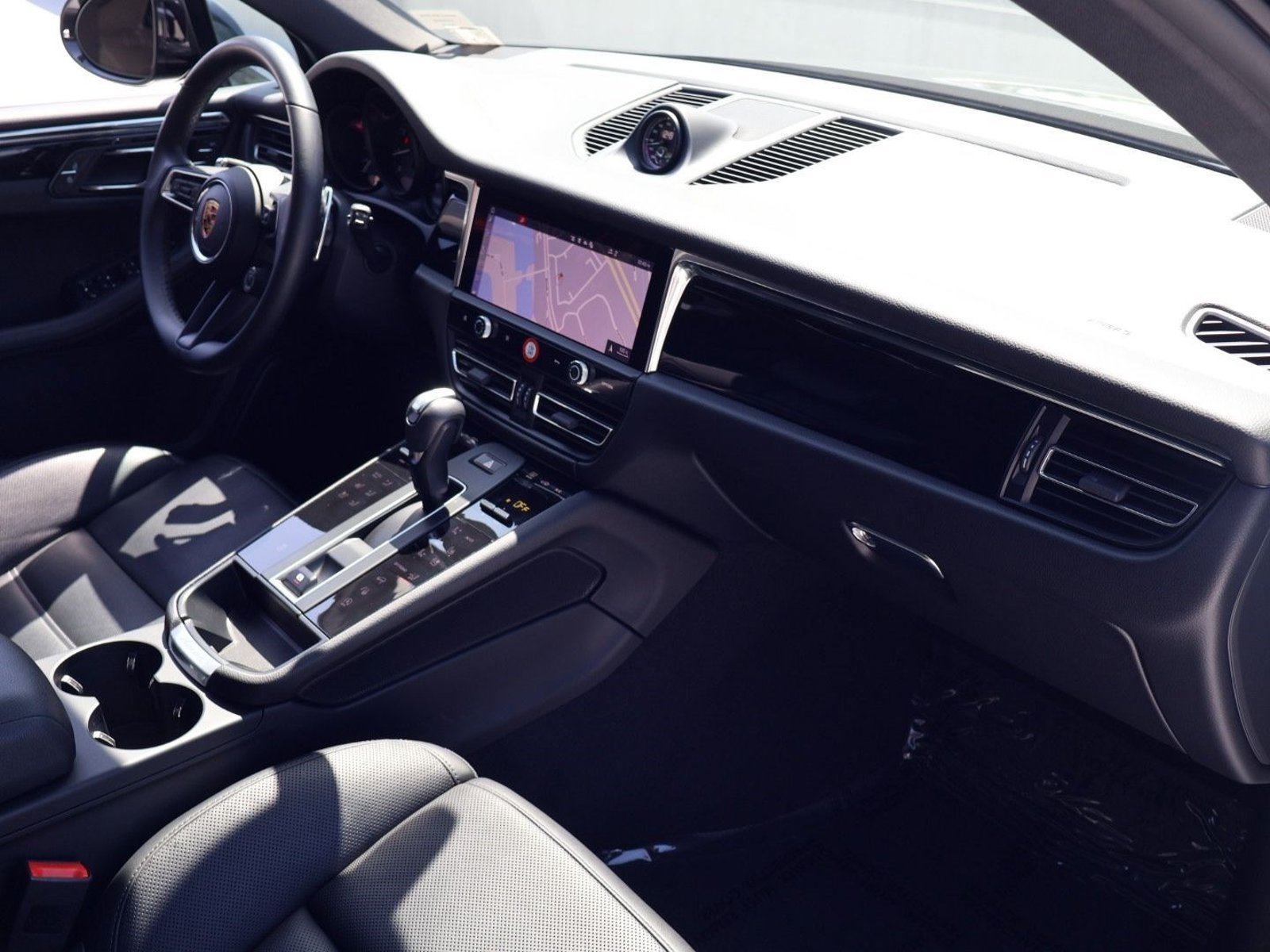 Certified 2026 Porsche Macan AWD/4WD image 25