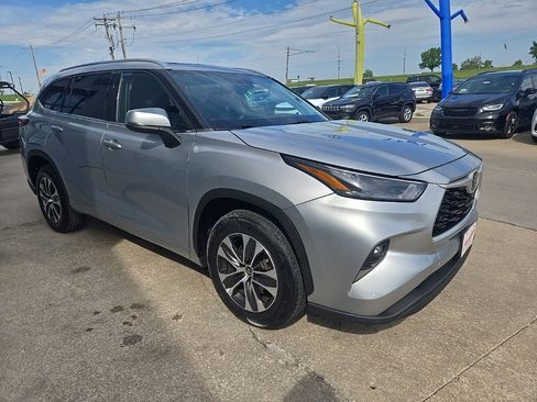 Used 2022 Toyota Highlander XLE image 19