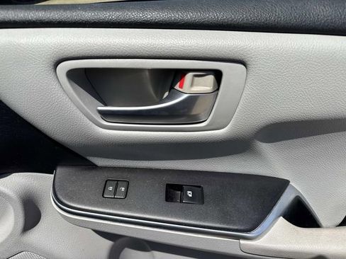 Used 2016 Toyota Camry SE image 18