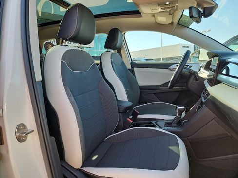 Certified 2025 Volkswagen Taos SE image 15