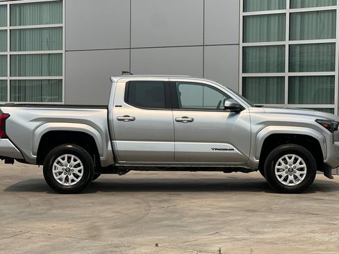 Used 2025 Toyota Tacoma SR5 AWD/4WD image 3