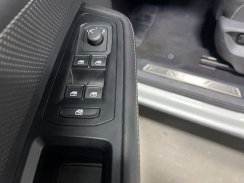 Used 2025 Volkswagen Atlas Cross Sport SE image 20