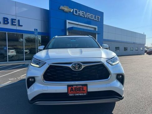 Used 2022 Toyota Highlander Platinum AWD/4WD image 2