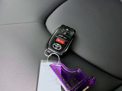 Used 2025 Toyota Highlander XLE FWD image 24